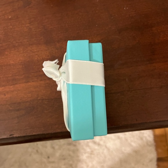 Tiffany & Co box with ribbon - Picture 3 of 3